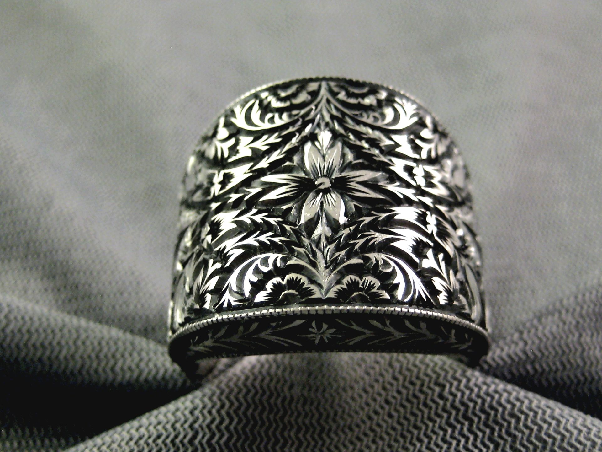 Stoneless ring with engraved detail
