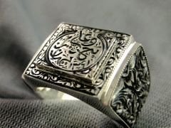 خاتم مربع منقوش بالقلم الرصاص