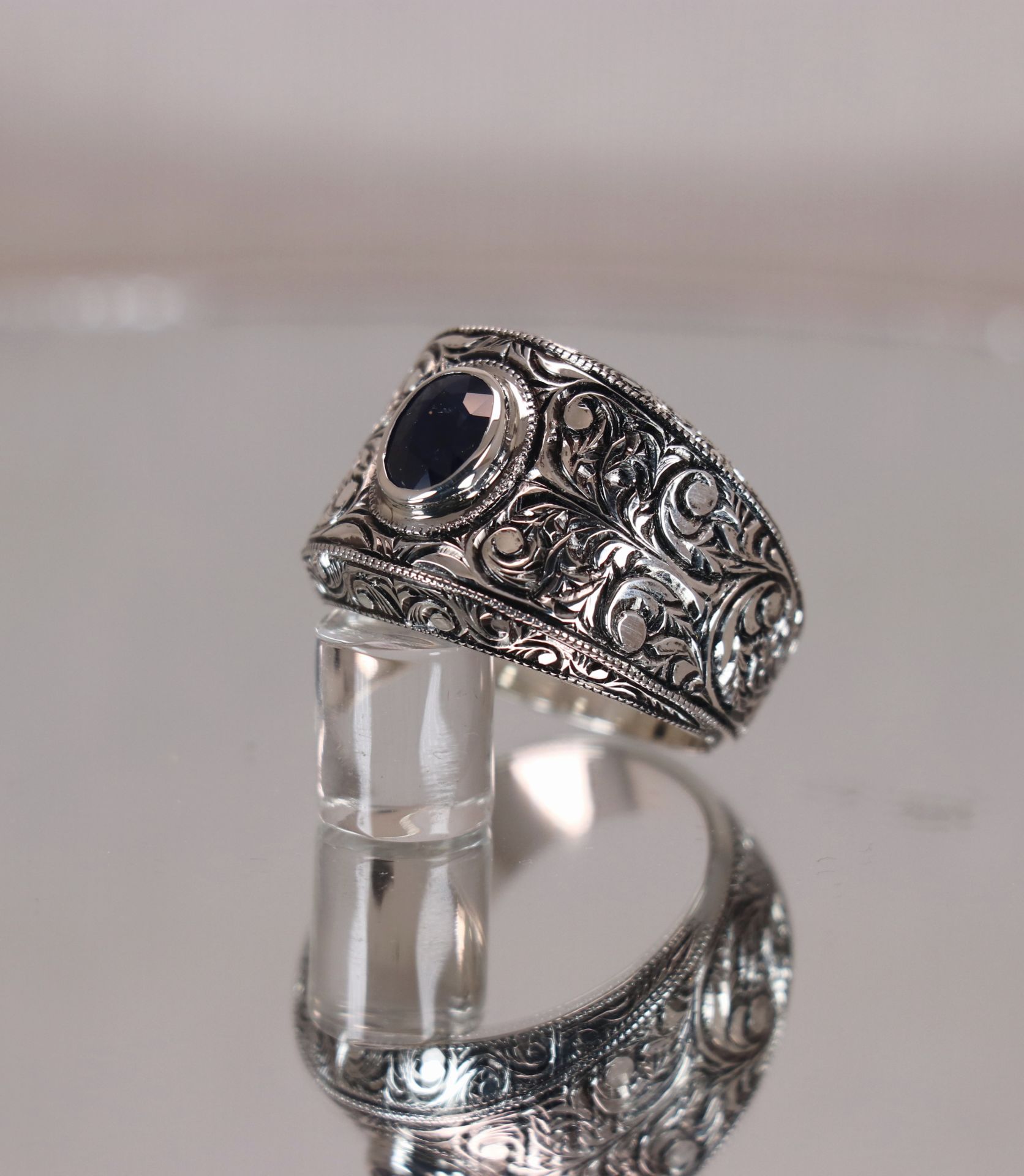 Siyah sapphire taşlı işlemeli yüzük safir